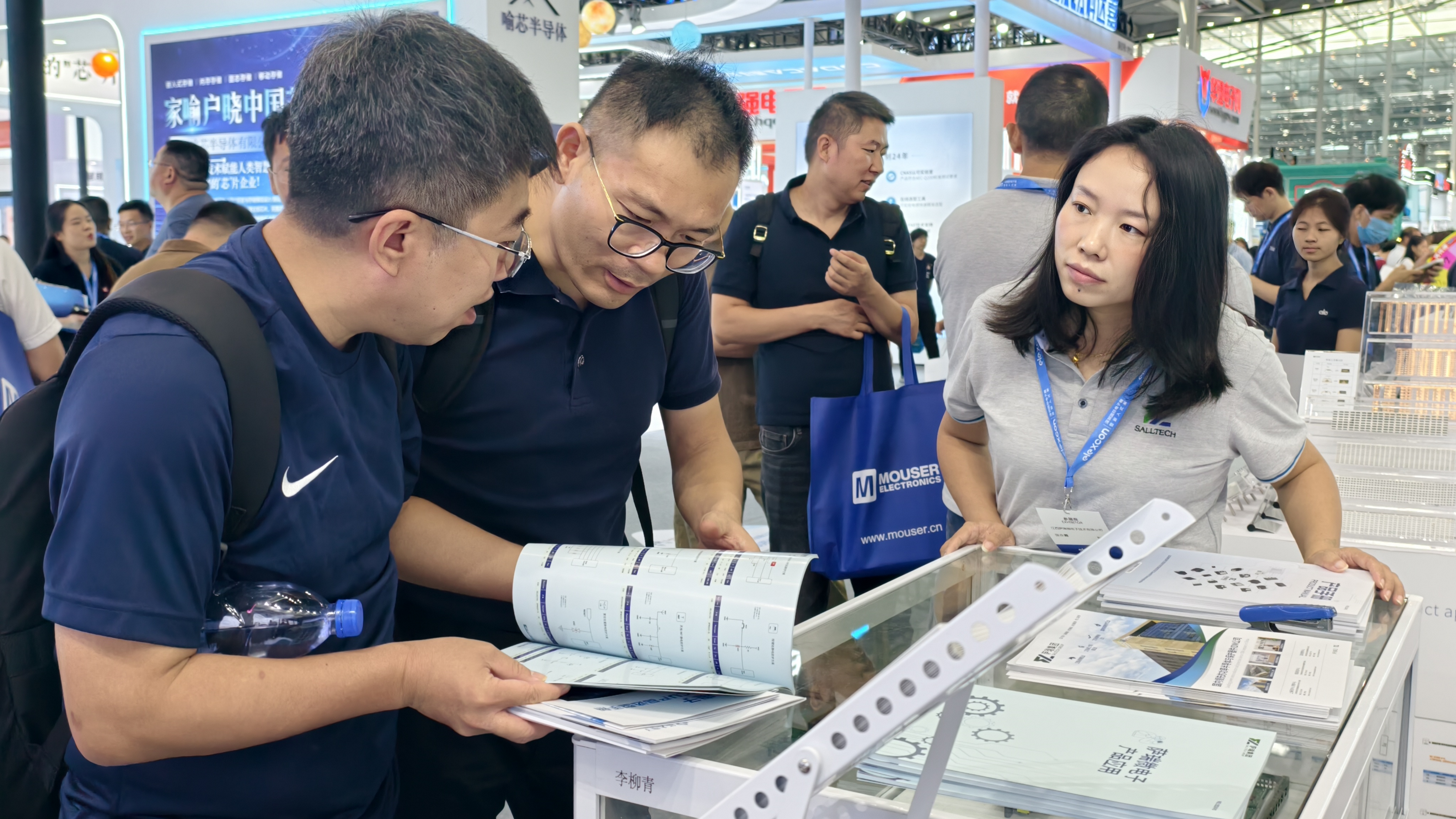 荣耀收官！江西betway88西汉姆联微电子闪耀 2025 深圳电子展并荣获年度大奖